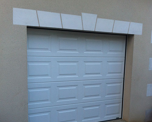 Photo d'une porte de garage sectionnelle verticale blanche