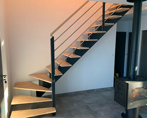 Photo d'un escalier et garde-corps, les deux en métal
