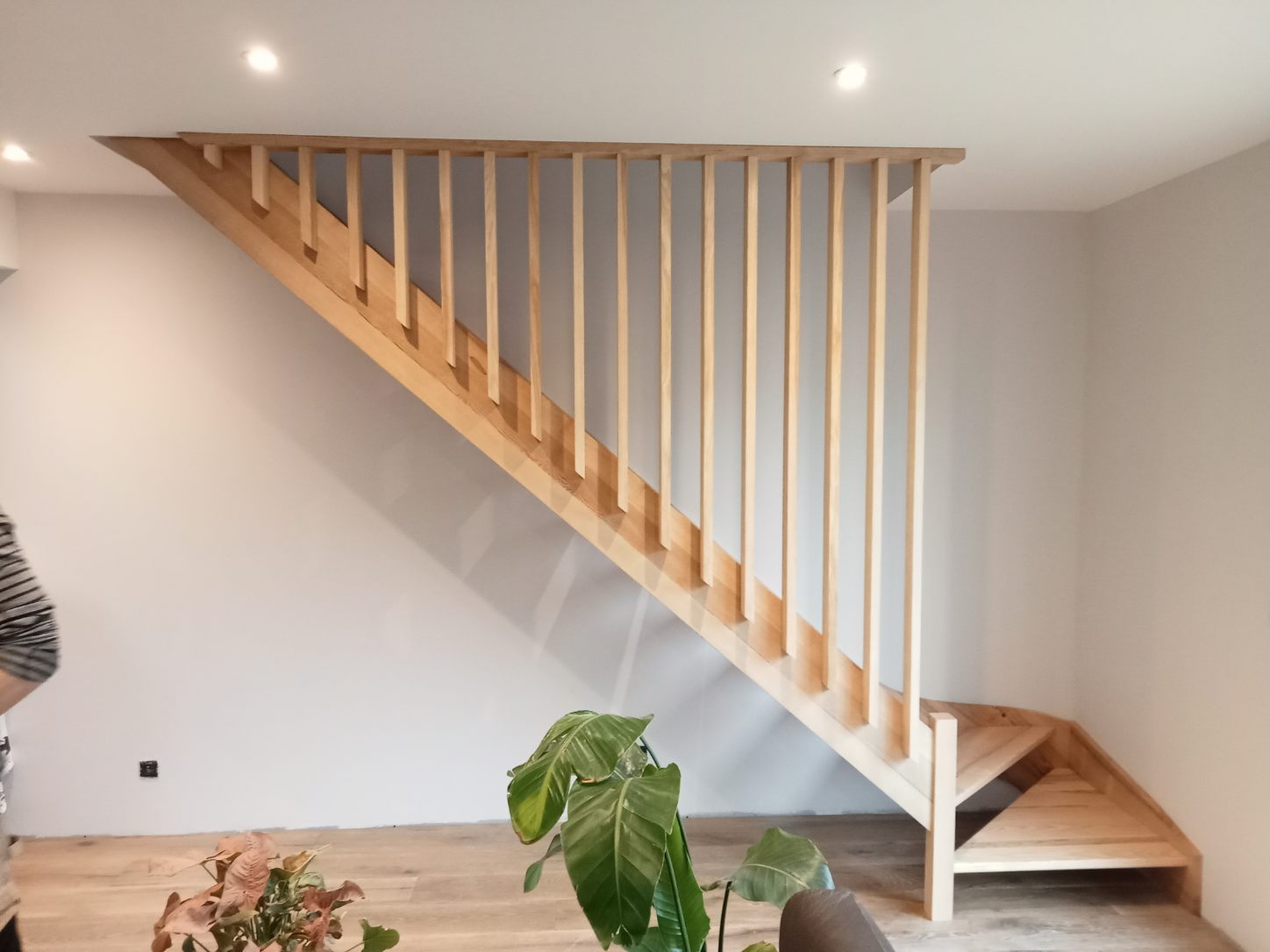 Escalier d'angle en bois avec des rembardes de sécurités