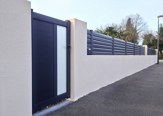 Photo d'un mur avec un portillon et une clôture pleine en aluminium