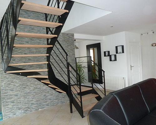 Photo d'un escalier moderne mi-bois / mi-métal dans un salon