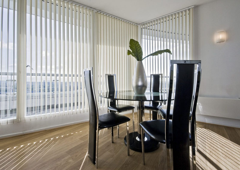 Salon avec une petite table et des chaise avec des stores intérieurs