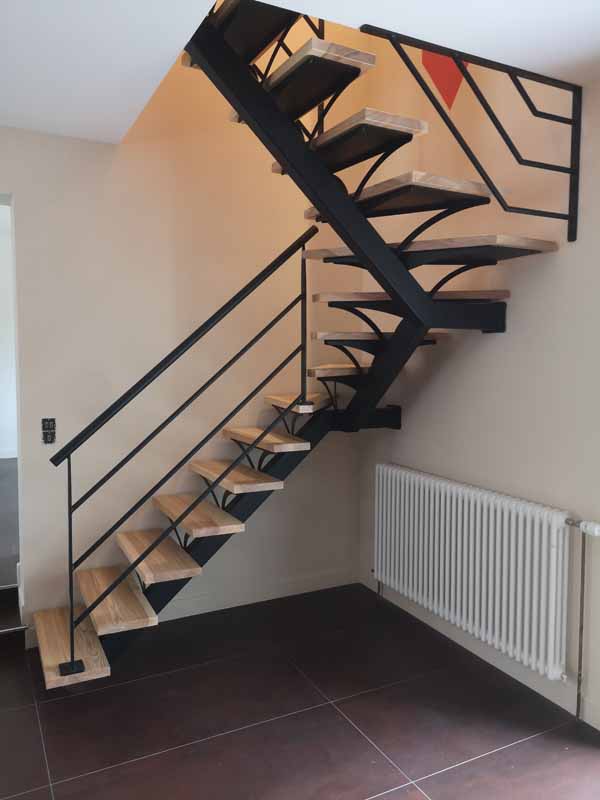 Escalier d'angle mixte bois et metal avec une main courante